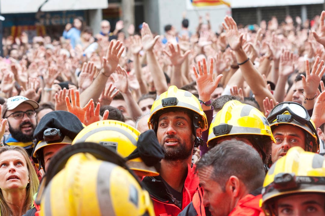 In Barcelona demonstrierten 300'000 Menschen gegen Polizeigewalt.