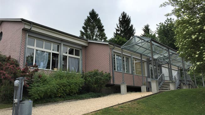 Der Kindergarten Mülirai aus den 1960er-Jahren soll um zwei Gruppenräume erweitert werden: Das Giebeldach wird um 1,30 Meter angehoben.