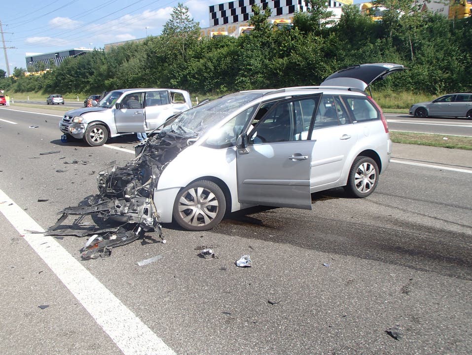 A1 Hunzenschwil (AG), 17. Juni Am Samstagnachmittag kam es auf der A1 zu einer heftigen Auffahrkollision mit drei beteiligten Autos. Drei Kinder wurden vorsorglich ins Spital gebracht. Der Unfall führte zu Rückstau.