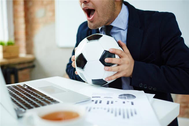 Der Arbeitgeber bestimmt, ob Fussballschauen im Büro möglich ist.