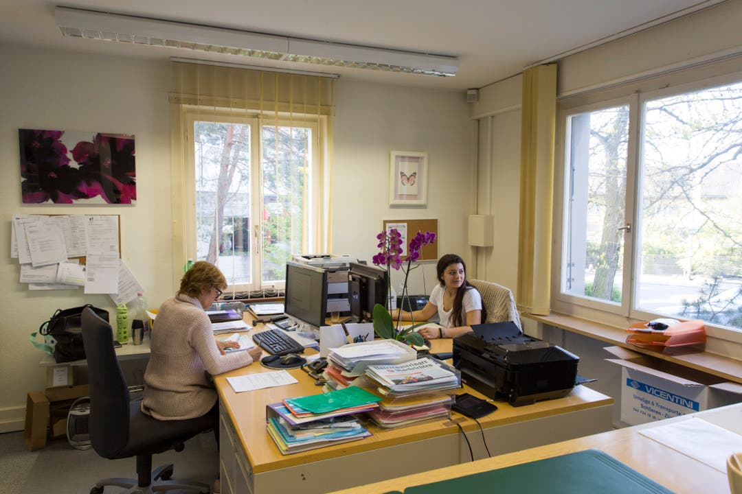 So sah bisher der Arbeitsplatz der Einwohnerkontrolle aus (im Bild die Mitarbeiterinnen Beatrice Dörig und Laura Nosdeo).