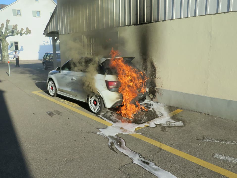 Pratteln (BL), 10. April 2017 Auf einem Parkplatz in Pratteln kam es zu einem Fahrzeugbrand. Der Sachschaden ist erheblich, verletzt wurde jedoch niemand.