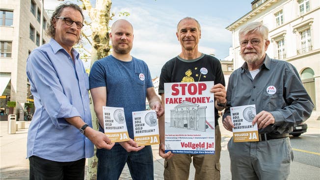 Wollen einen Umbau des Geldsystems (von links): Geri Müller, Gregor Dietrich, Alec Gagneux, Hansruedi Weber.