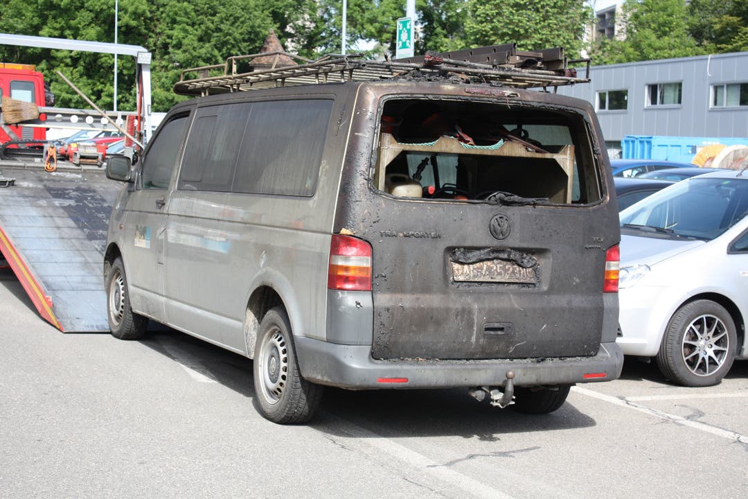Die ausgebrannten Autos und Anhänger werden abtransportiert und den Versicherungsexperten zugeführt.