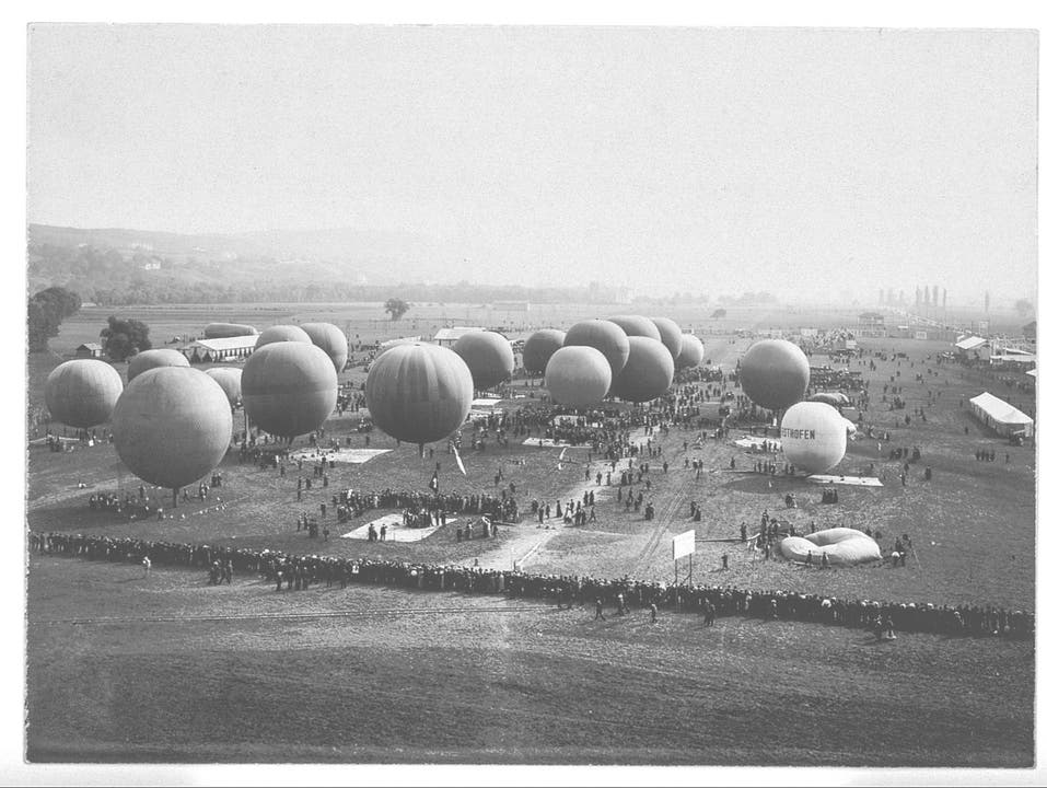Historische Bilder zu Schlieren aus den Jahren 1750 bis 1914. Gordon-Bennett-Ballonfahrt Gordon Bennett Wettfliegen 1909: Das Festgelände beim Gaswerk Schlieren mit den gefüllten Ballonen, die für die Zielfahrt bereit sind.
