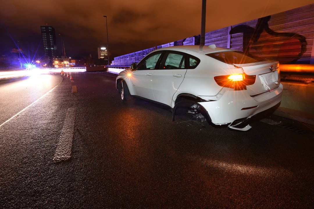 Basel, 10. November Ein Junglenker verlor bei der Einfahrt auf die Autobahn A2 die Kontrolle über sein Auto. Dieses kam ins Schleudern und krachte in die Brüstungsmauer. Keiner der drei Insassen wurde verletzt. Das Auto erlitt Totalschaden.