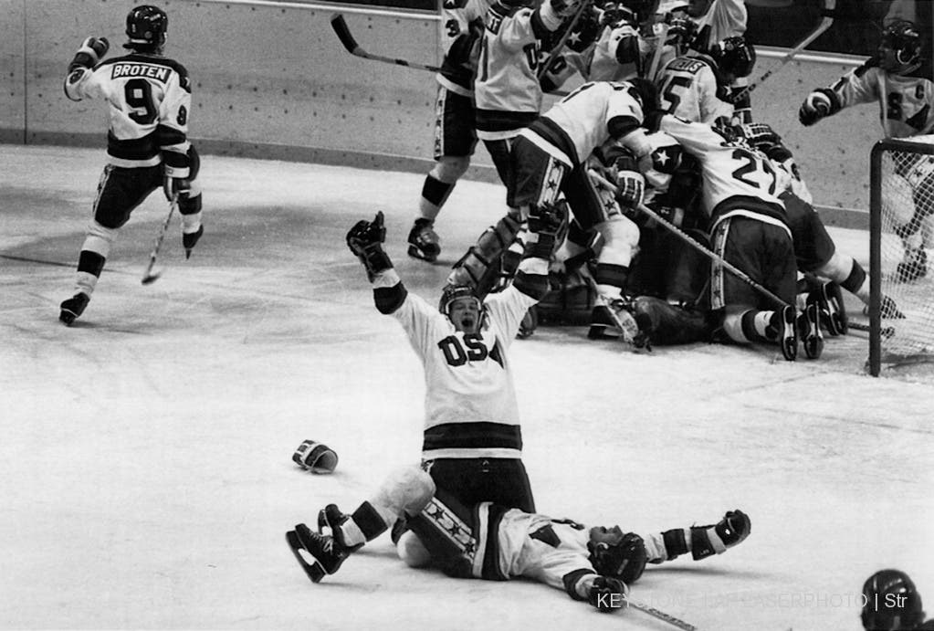 Das U.S. Hockey Team gewinnt den Halbfinal gegen das Hockey Team der Sowjetunion.