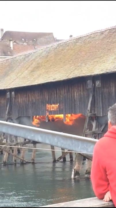  Die Flammen schlängelten sich vor allem durch den Zwischenboden der Brücke.