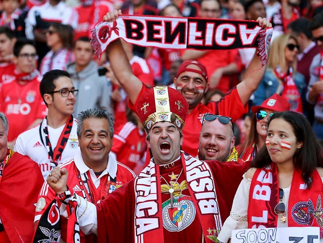 Feiernde Fans von Benfica Lissabon. Der Club wird in Grenchen spielen. (Archiv)