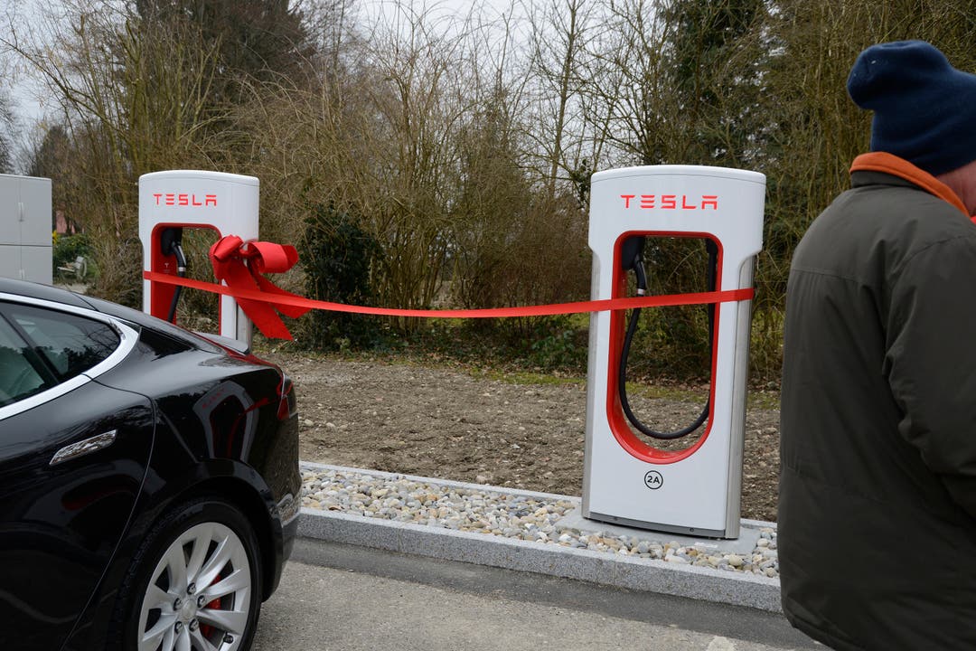 Mit einer roten Schleife geschmückt wartet die neue Tesla-Ladestation auf ihre Eröffnung.