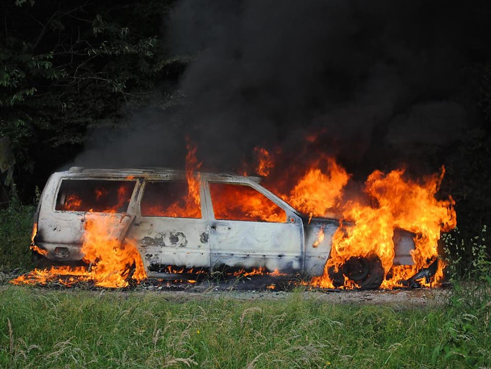 Schaffhausen, 25. Juni Ein gestohlener Personenwagen ist in der Stadt Schaffhausen komplett ausgebrannt. Die Schaffhauser Polizei ermittelt in diesem Zusammenhang gegen drei Jugendliche und einen jungen Erwachsenen.