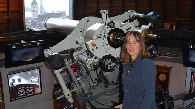 Astrophysikerin Lucia Kleint vor dem Teleskop in der Sternenwarte Urania.