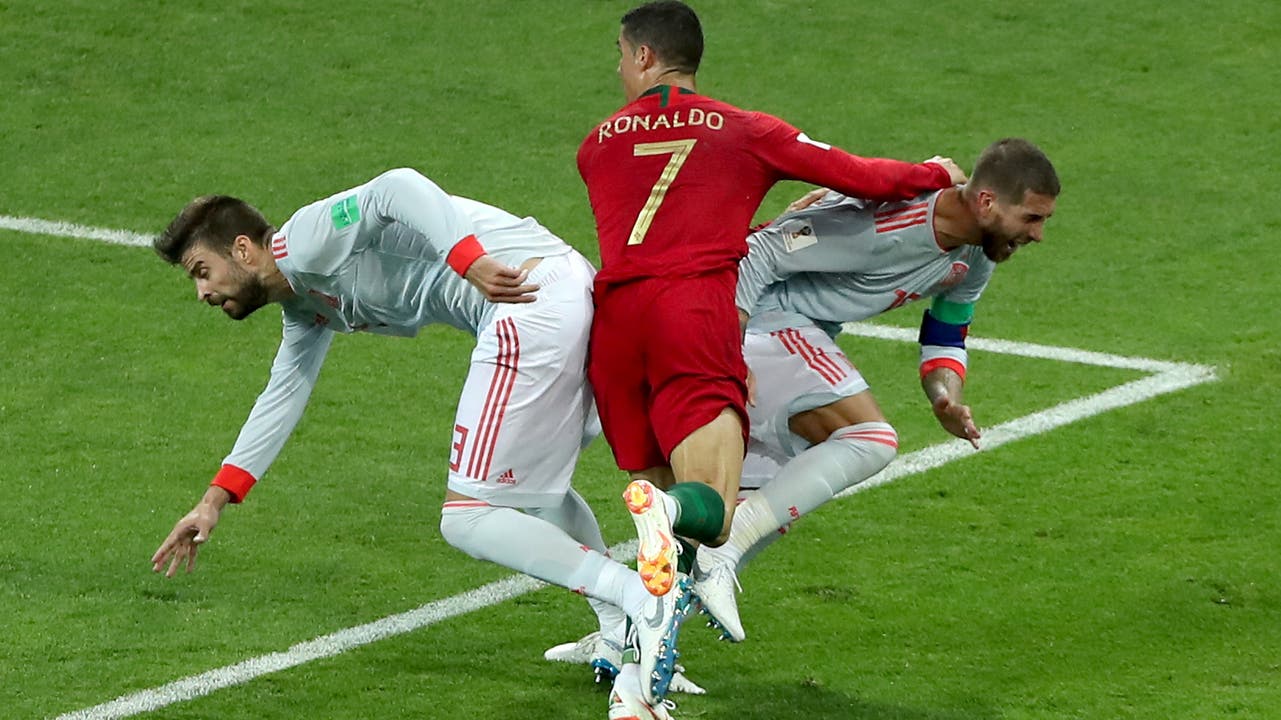Cristiano Ronaldo gegen Gerard Pique (l.) und Sergio Ramos.