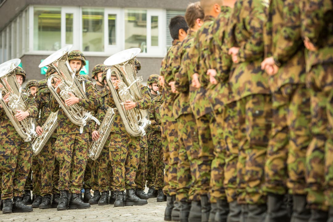 Gab den Takt an: Das Rekrutenspiel 16-2/2017. Das Kompetenzzentrum Militärmusik bleibt weiterhin in Aarau stationiert.