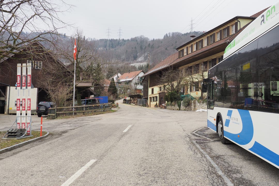 Seit 1977 hält der Bus beim Dorfbrunnen und unmittelbar vor dem Haus der Familie Soland.