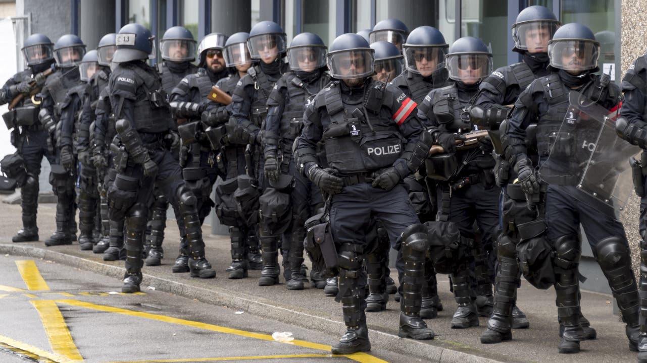 Basler Polizisten beobachten den Demonstrationszug.