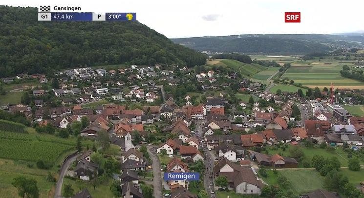 Eindrücke von der Tour-de-Suisse-Liveübertragung im SRF Die Etappe führt durch Remigen – Blick aus der Vogelperspektive auf das Aargauer Dorf im Bezirk Brugg.