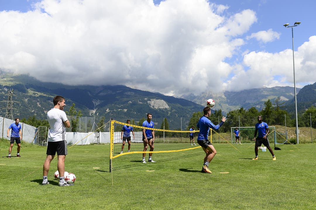 Für die gegen Bilbao länger eingesetzten Spieler gabs am dritten Training ein Fussball-Tennis zur Lockerung der Beine.