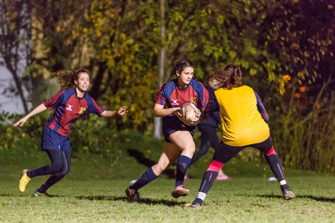 Die Mädels vom Rugby Club Würenlos Zoë Dolfi aus Dättwil versucht sich an der Verteidigung vorbeizukämpfen.