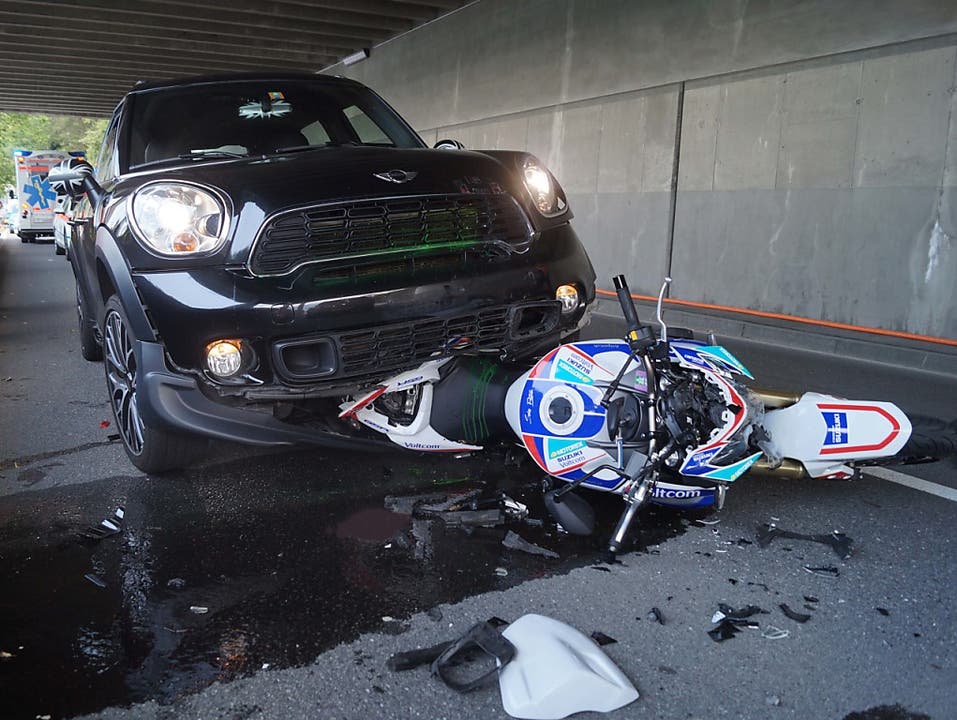Walchwil ZG, 7, Juli Eine Auffahrkollision mit drei beteiligten Fahrzeugen hat für einen Motorradfahrer schlimm geendet: Er musste mit lebensbedrohlichen Verletzungen ins Spital gebracht werden.