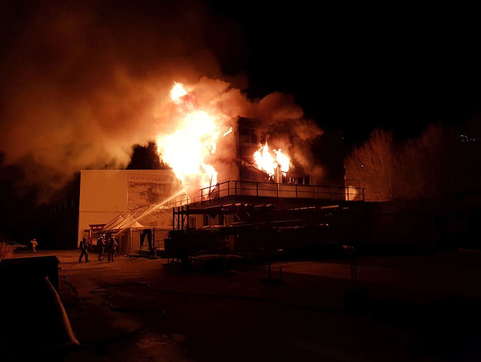 Die Feuerwehr löschte die Flammen noch am selben Abend, stand wegen Glutnestern aber bis nach Mitternacht im Einsatz.