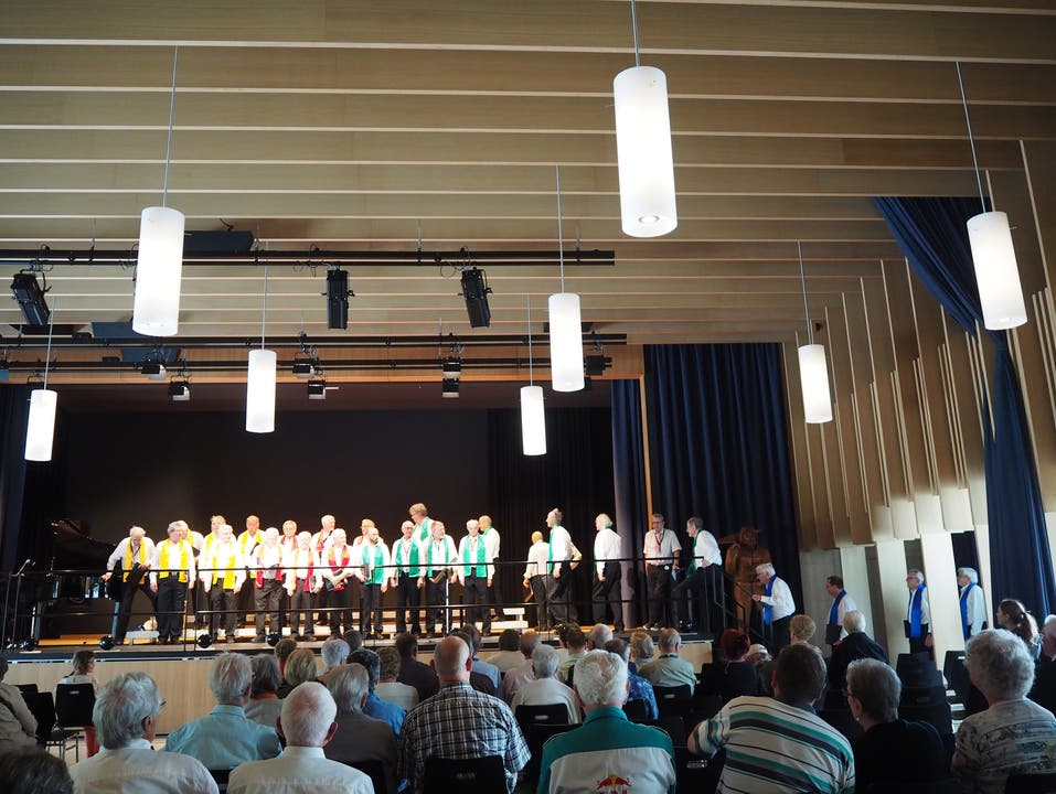 Bezirkssängertag 2018 Zum Bezirkssängertag, organisiert vom Männerchor Neuenhof, kamen rund 300 Sänger aus 15 Chören in die neue Aula in Neuenhof