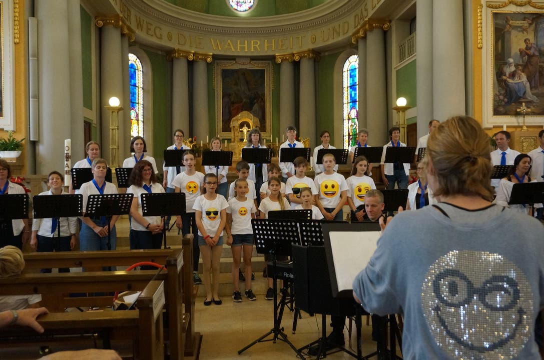 D-Dur-Chor Konzert Smile 25 Jahre Jubiläum Kirche St. Agatha Mit dem Nachwuchs vom D-Dur sangen elf Kinder das französische Lied On écrit sur les murs.