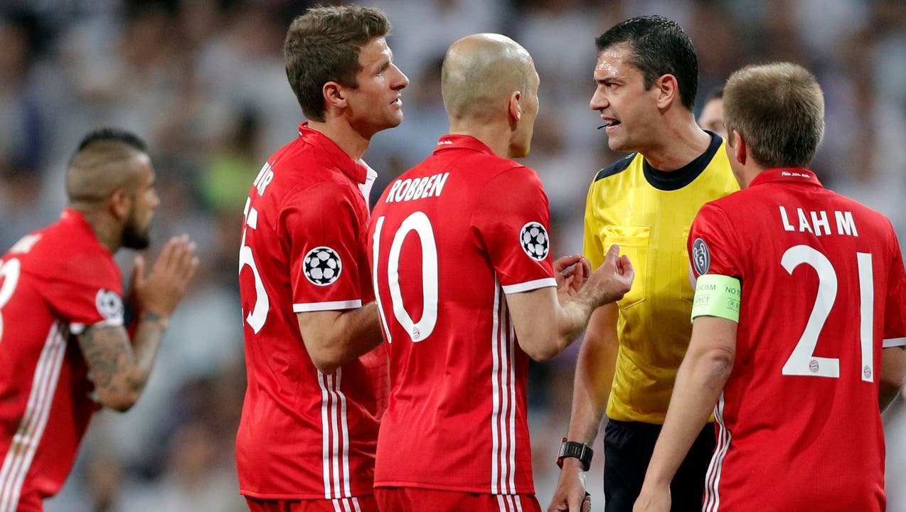 Schiedsrichter Viktor Kassai stand im Spiel zwischen Real Madrid und Bayern München zu oft im Mittelpunkt des Geschehens.