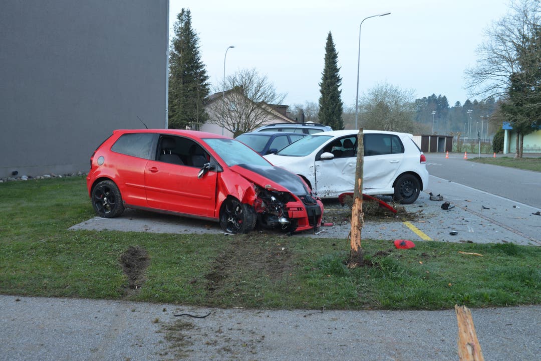 Unterentfelden (AG), 10. April Ein Autofahrer verlor am frühen Dienstagmorgen auf einer Quartierstrasse die Herrschaft über sein Fahrzeug und kam von der Strasse ab. Er durchquerte einen Garten und kollidierte mit zwei parkierten Fahrzeugen.