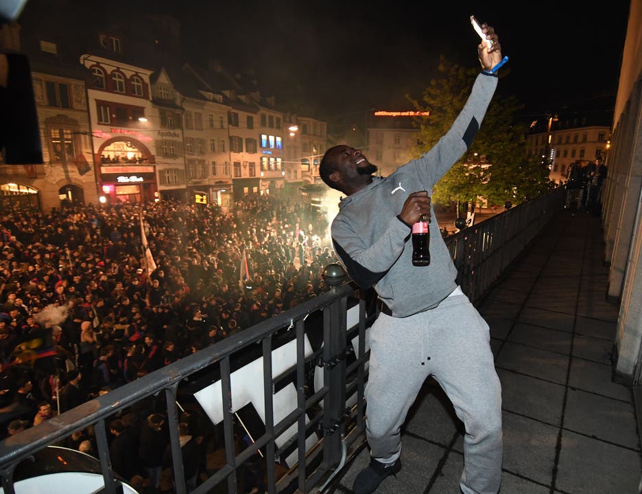 Seydou Doumbia macht vom Balkon ein Selfie mit den Fans.
