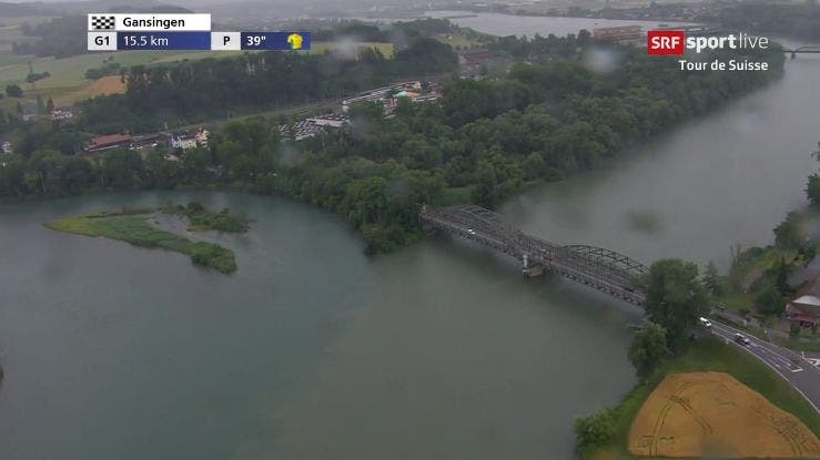 Eindrücke von der Tour-de-Suisse-Liveübertragung im SRF (letzte Zusatzrunde) Der Aare-Rhein-Zusammenfluss aus anderer Perspektive – hinten das Naturschutzparadies Klingnauer Stausee.