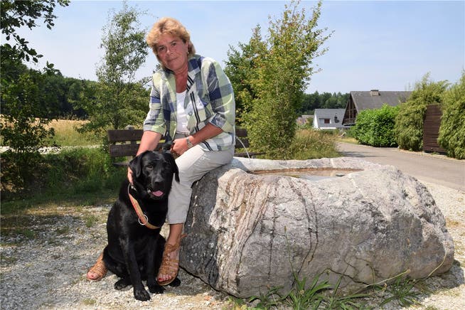 In der Natur tankt sie Energie und findet sie Ruhe: Regelmässig ist Doris Iten unterwegs auf Spaziergängen mit ihrem Labrador Pigniu. mhu