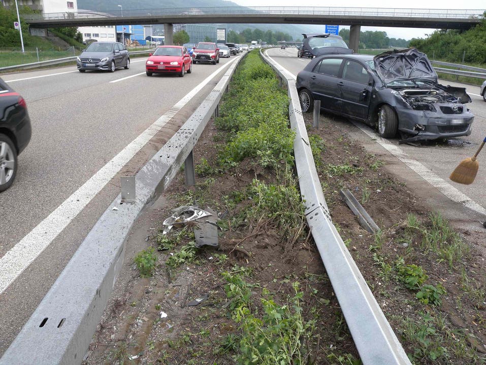 Oensingen (SO), 6. Mai Auf der Autobahn A1 kollidierte am Sonntag ein Autolenker mit der Mittelleitplanke. Er blieb unverletzt. Ein weiteres Fahrzeug wurde leicht beschädigt.
