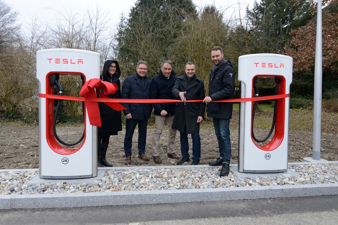 Von links: Gabriele Bryant, Roland Fürst, Rémy Wyssmann, der die Gemeinde vertritt, Christoph Bohren und Stefan Gygli, Tesla weihen die neue Stromtankstelle ein.