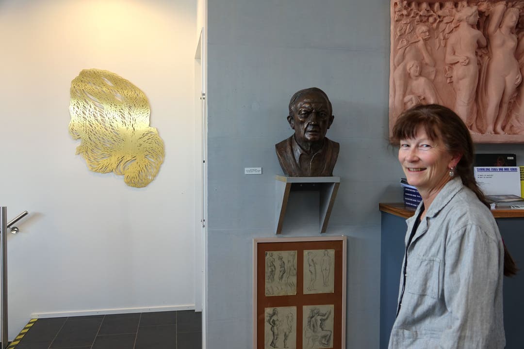 Ursula Rutishausers Messing-Haarschopf neben einer Bronzebüste von Eduard Spörri (Bild ub)