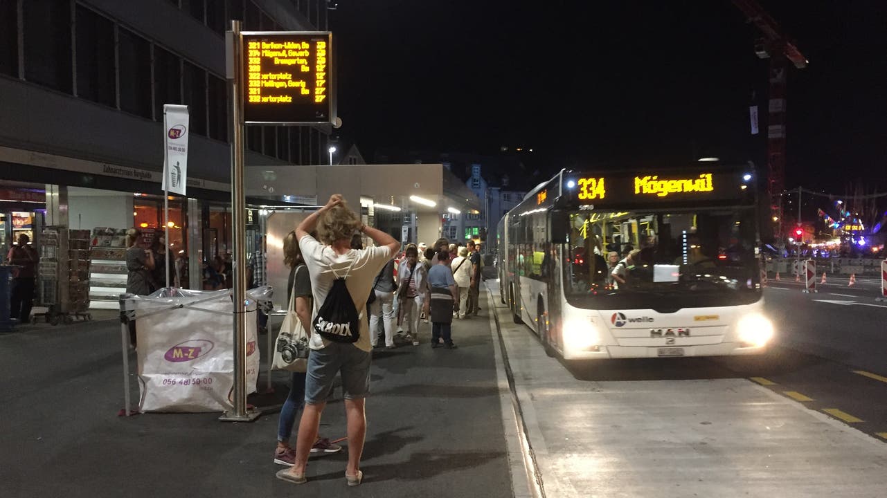 Badenfahrer ärgern sich über volle Busse und Wartezeiten. Transportunternehmen reagieren nun auf den Besucherandrang.