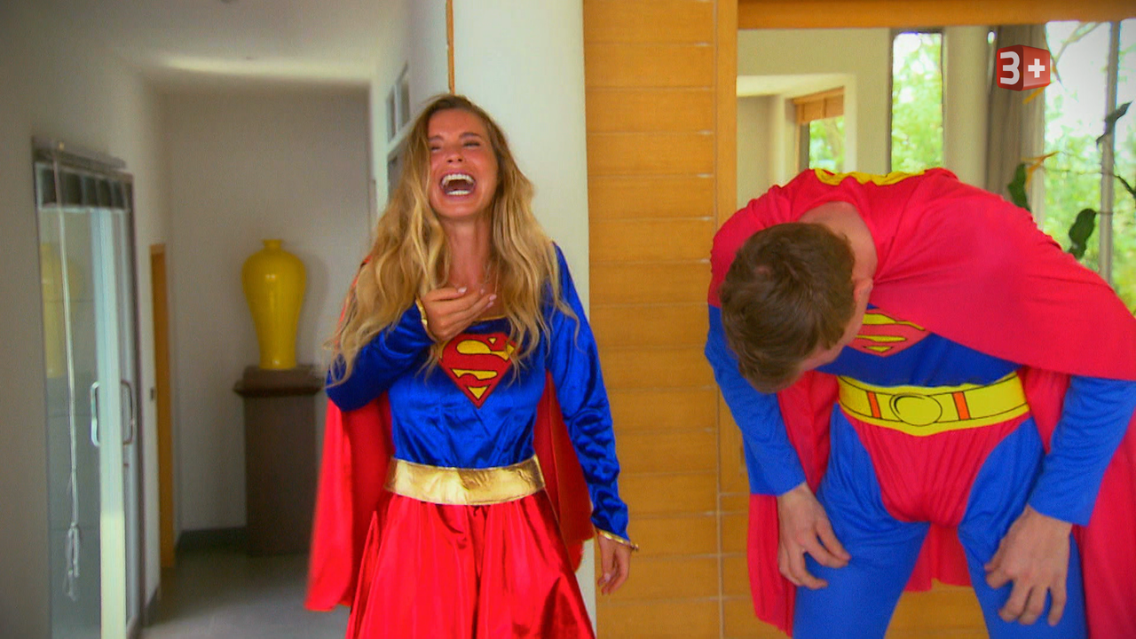 Superman Thomas bringt die «Bachelorette» zum Lachen.