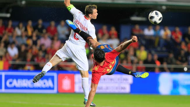 Gut verteidigt ist halb gewonnen: Der Schweizer Captain Stephan Lichtsteiner im Zweikampf mit Spaniens Stürmer Diego Costa.
