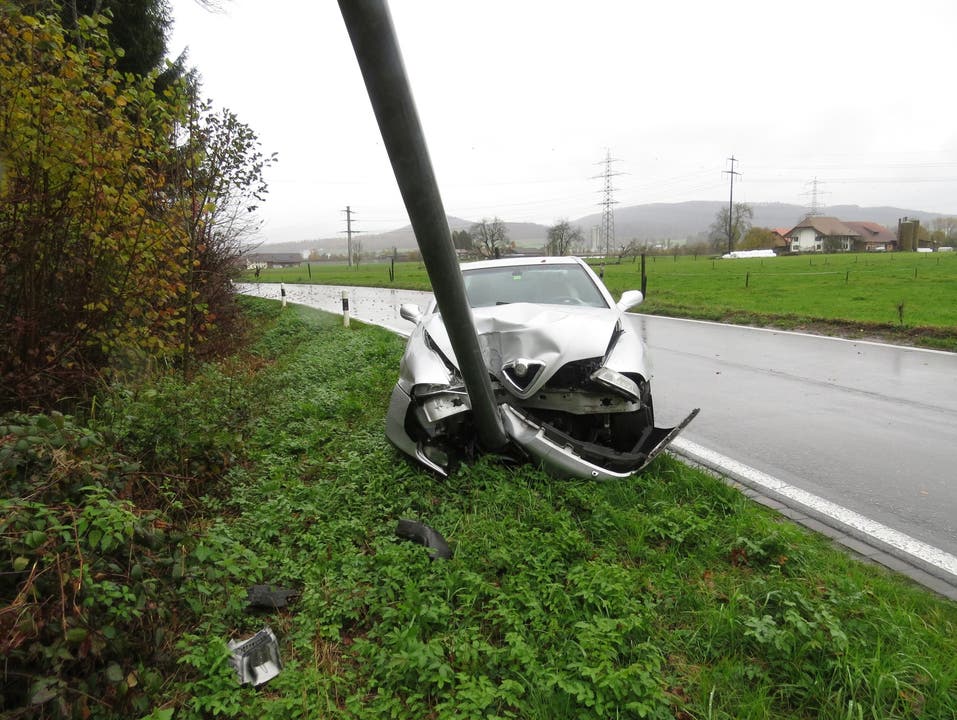 Rothrist (AG), 5. November Eine 29-Jährige schaffte es in Rothrist, mit ihrem Alfa Romeo auf offener Strasse genau einen Kandelaber zu treffen. Die türkische Lenkerin aus dem Kanton Solothurn wurde beim Selbstunfall leicht verletzt. Der Sachschaden wird auf 7000 Franken geschätzt.