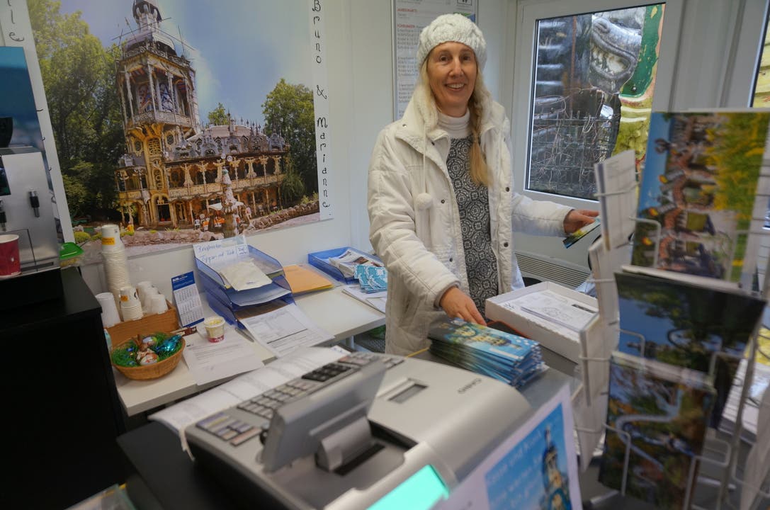 Mitarbeiterin Manuela Bachmann verkauft Tickets und Postkarten im Kiosk des Bruno-Weber-Parks.