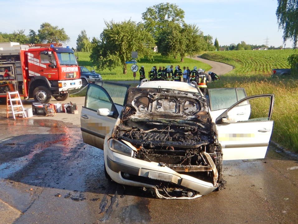 Ellighausen (TG), 27. Mai Am Montagmorgen ist in Ellighausen ein Auto in Brand geraten. Der 22-jährige Fahrer versuchte erfolglos, mit einem Handfeuerlöscher die Flammen einzudämmen. Er blieb unverletzt.