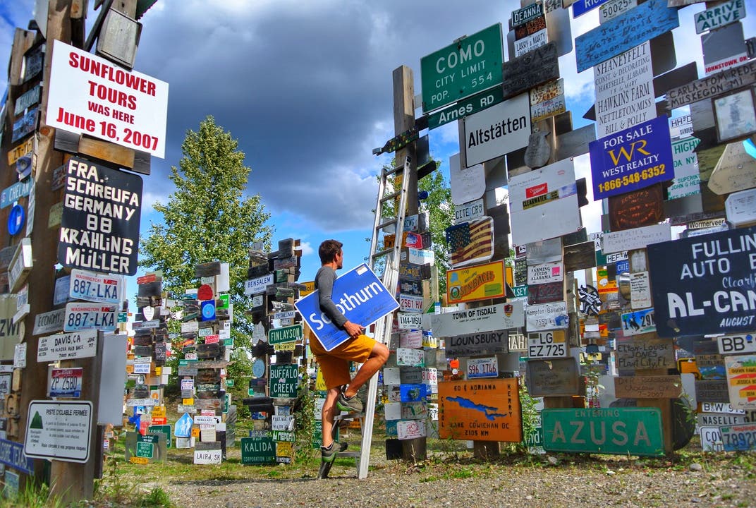«Die ersten 1500 Kilometer schleppte ich dieses Solothurner Stadtschild bis zum Signpost Forest in Watson Lake. Herzlichen Dank an die Stadtpolizei, die das Schild gesponsert hat.»