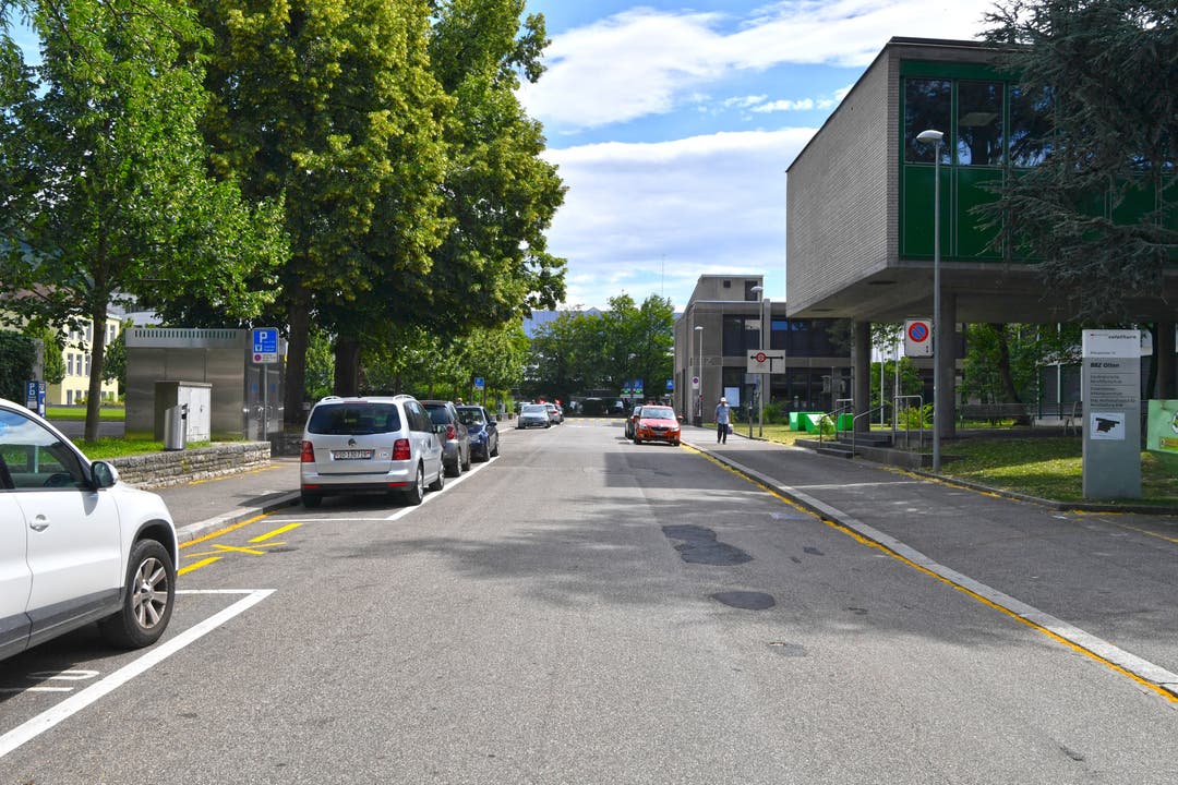 Die Parkplätze auf der Bifangstrasse würden von der linken auf der rechte Seite der Strasse verlegt. Zwischen der Riggenbachstrasse und der (Alten) Aarauerstrasse will die Stadt östlich der Bifangstrasse auf einem Teil der Bifangmatte einen neuen Platz schaffen, auf dem künftig auch der Wochenmarkt / Gemüsemarkt stattfinden soll.