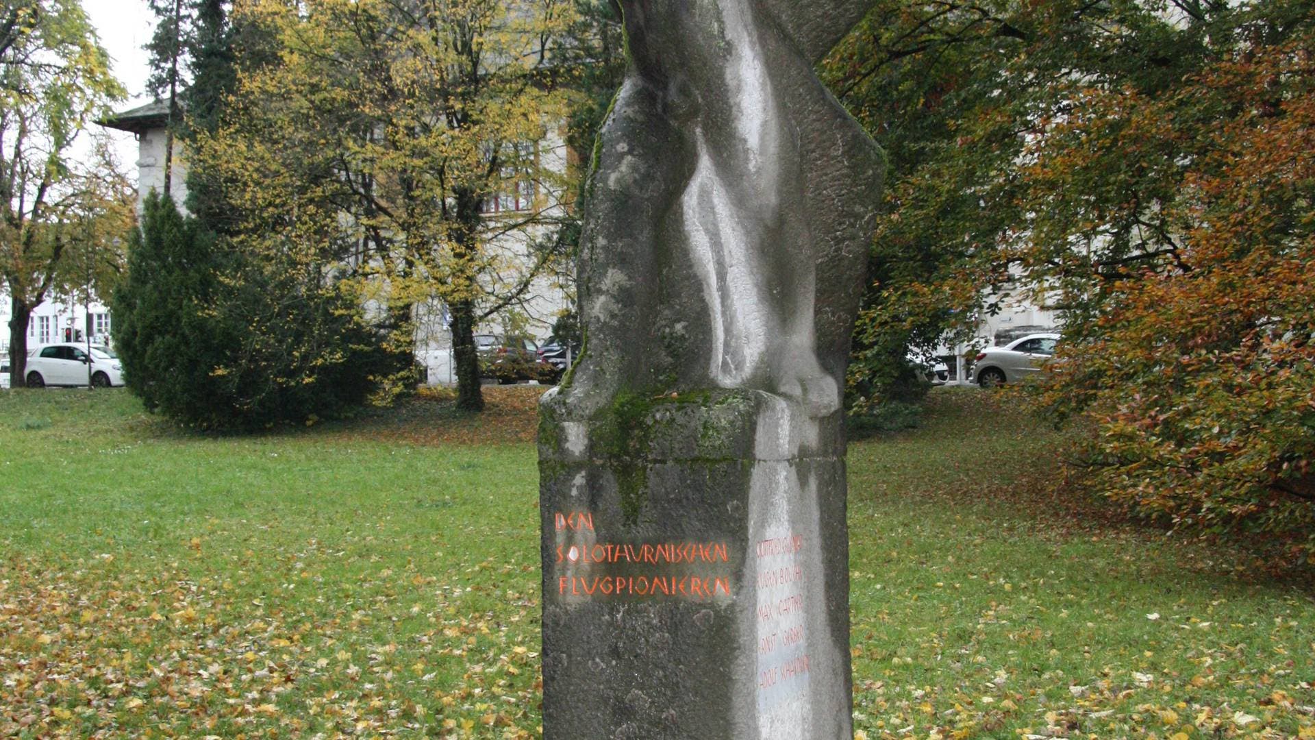 Das bemooste Denkmal für die Flugpioniere gleich neben Kościuszko.