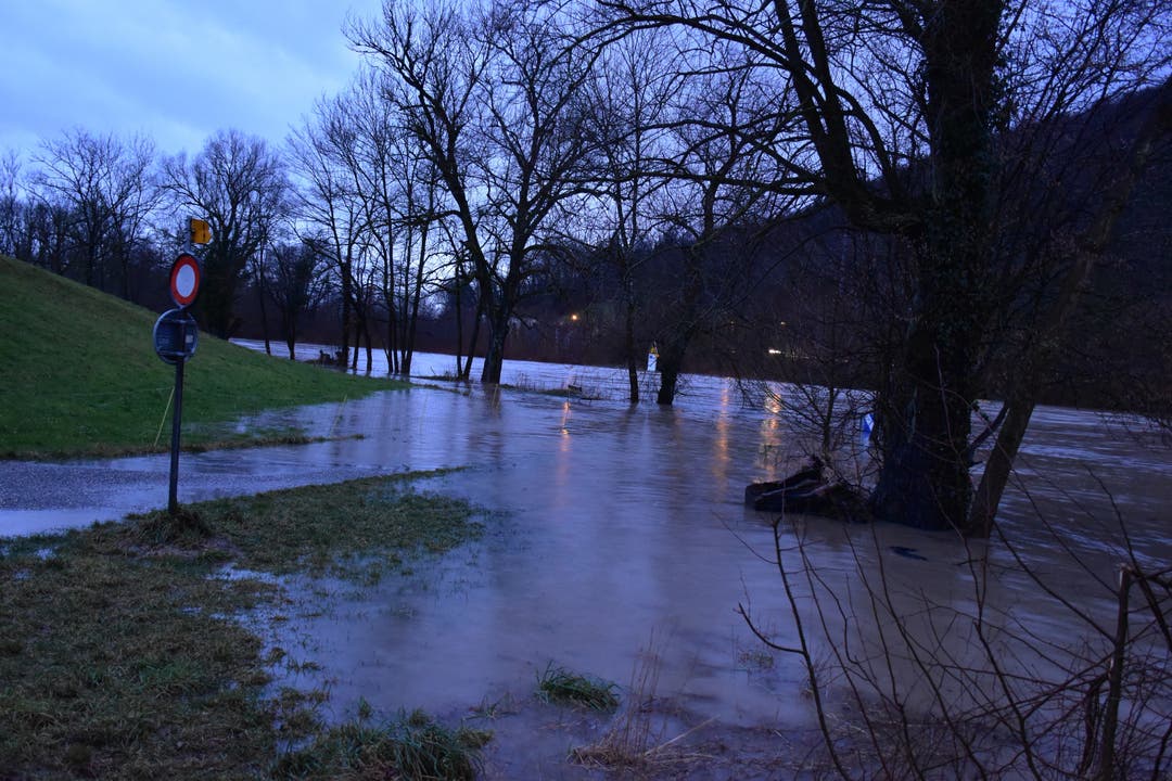Bei der Einmündung Wigger in Aarburg setzten Aare und Regen den Uferweg unter Wasser. Die Feuerwehr Aarburg sperrte das Gebiet ab. Bis zur Holzbrücke fehlten dem Wasser nur noch Zentimeter.