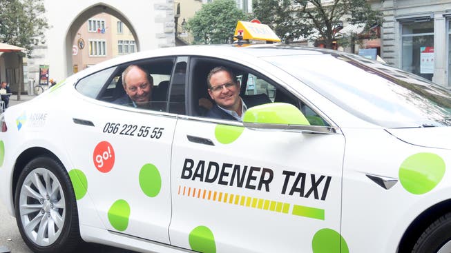 Roland Wunderli (hinten) im Tesla-Taxi: Er hofft, dass der Stadtrat um Philippe Ramseier (FDP, vorne) in der Innenstadt mehr Ladestationen für Elektroautos aufstellt.