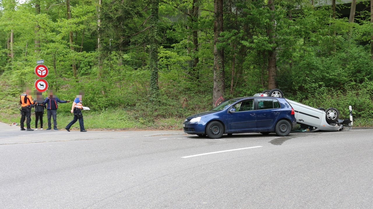 Die Lernfahrerin wollte vor einer Kurve abbremsen und verwechselte dabei das Gas- mit dem Bremspedal.