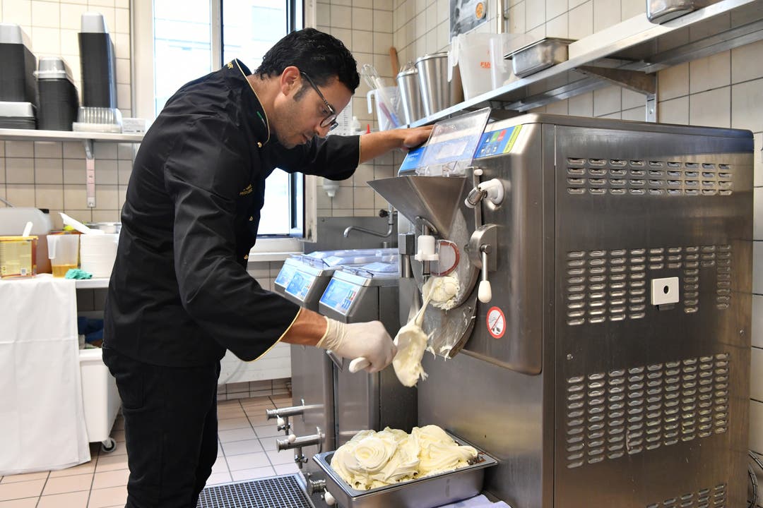 Jamal Haidache, der Meister-Gelataio aus Italien, bereitet Stracciatella-Eis zu.