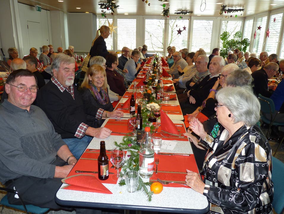 Teilnehmer der Senioren Regio Liestal Im schön dekorierten Saal des APH Frenkenbündten Liestal