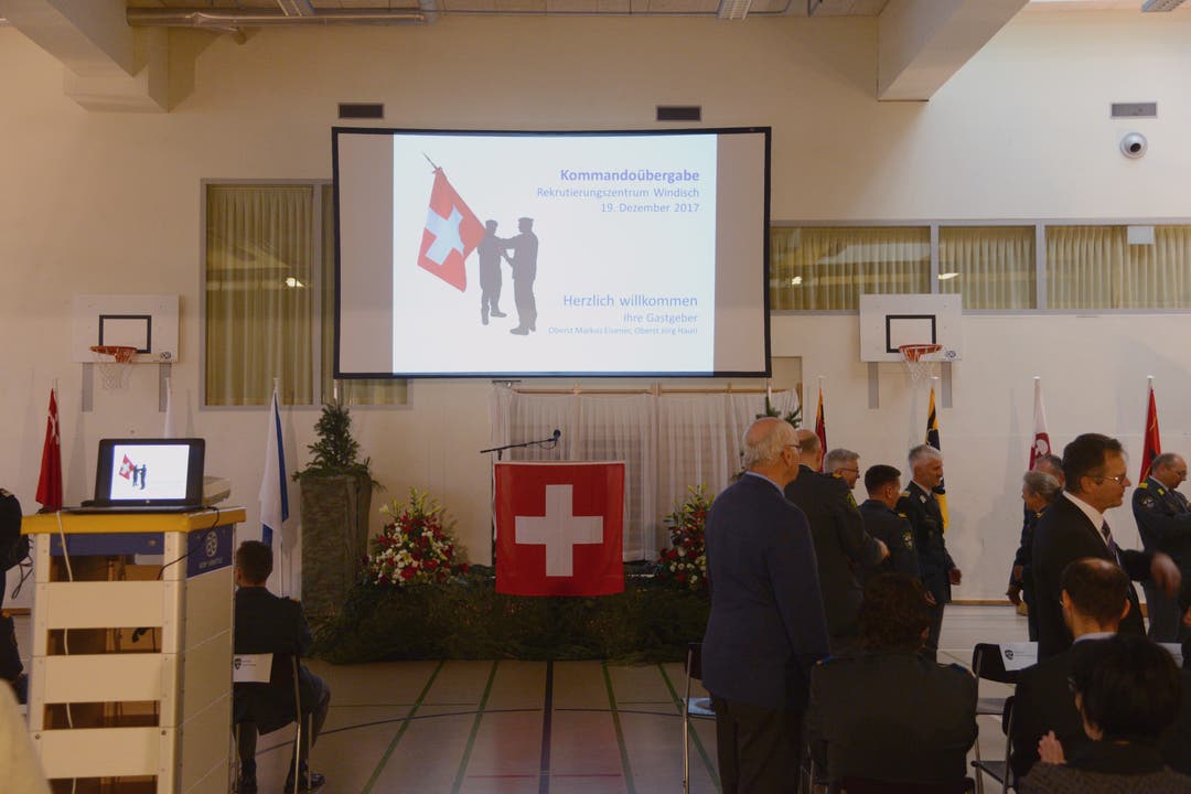 Kommandübergabe Rekrutierungszentrum Windisch Am 19. Dezember 2017 übergibt Oberst Markus Elsener (gelbe Patten) nach drei Jahren das Kommando über das Rekrutierungszentrum der Schweizer Armee Windisch an Oberst Jörg Hauri (violette Patten). Im Frühling 2018 zieht das Rekrutierungszentrum von Windisch in die Kaserne Aarau um.